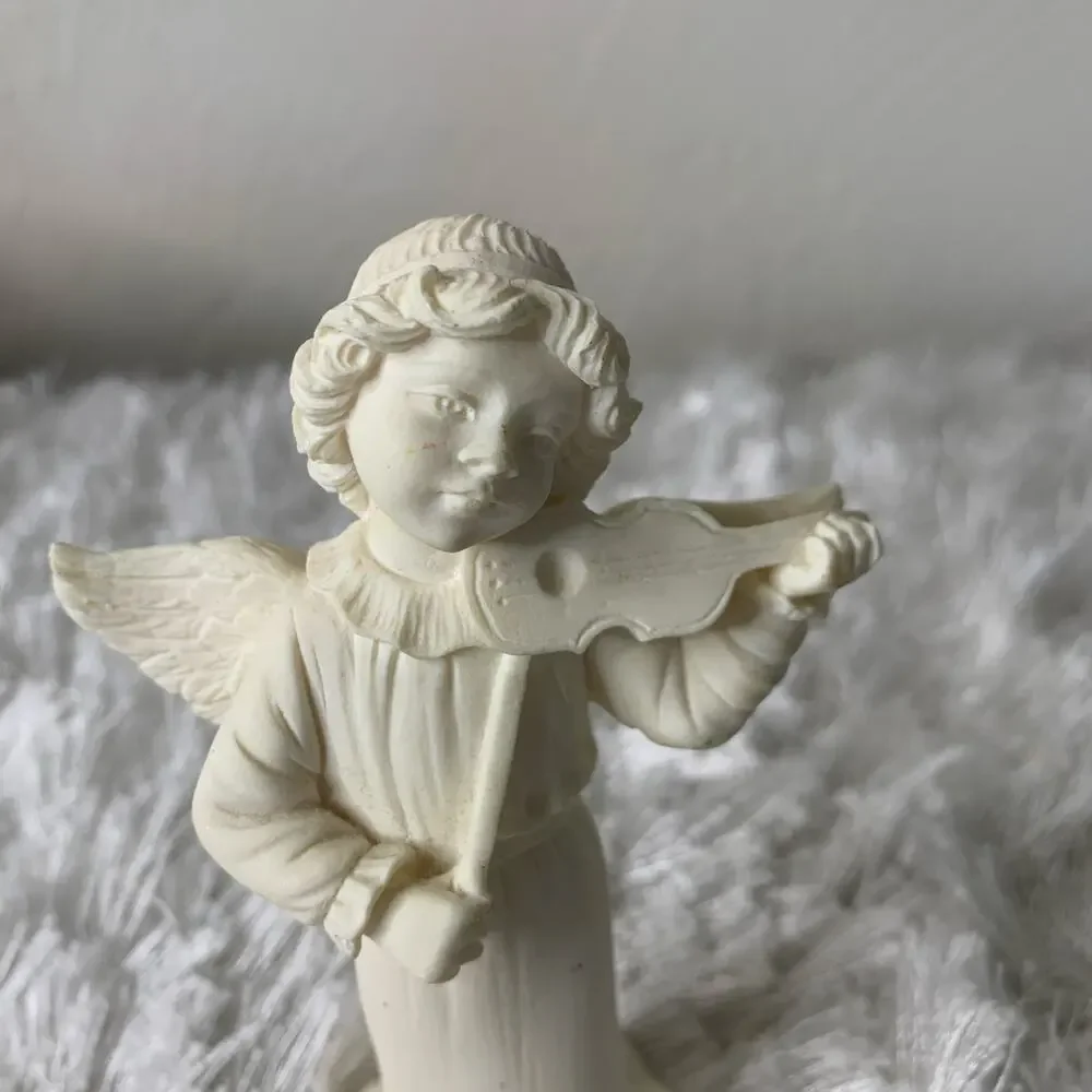 Vintage cream violinist
